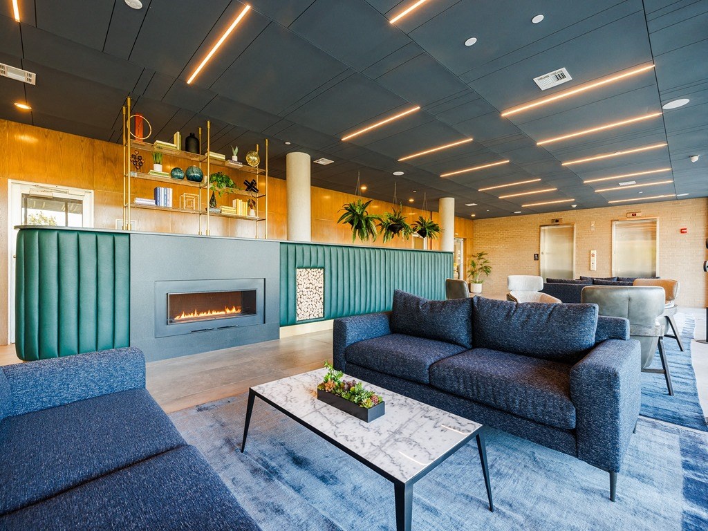 the seating area of a restaurant with blue chairs and green booths
