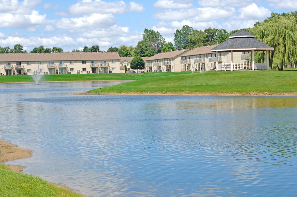 A large building with a fountain in front of it.