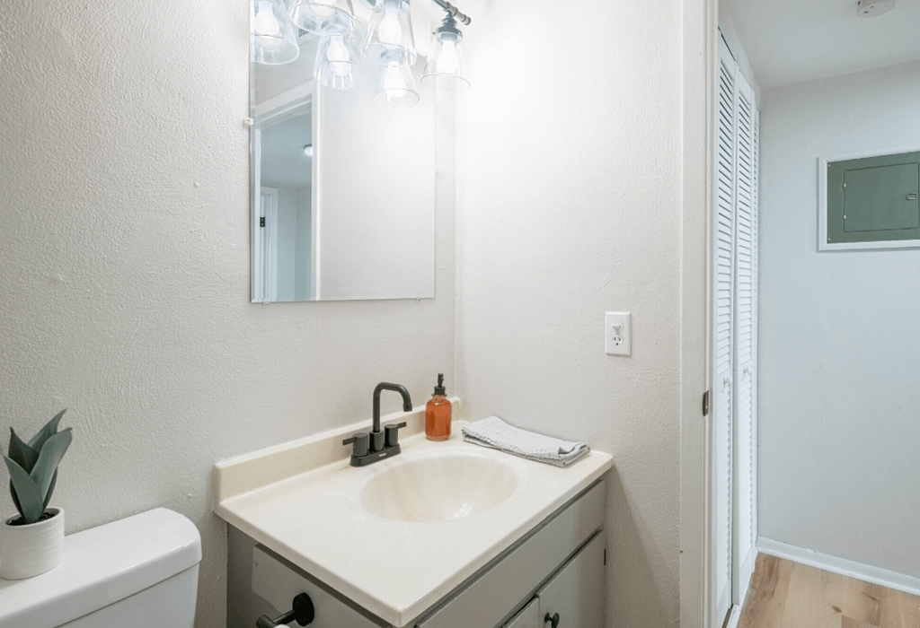 the preserve at ballantyne commons bathroom with sink and mirror