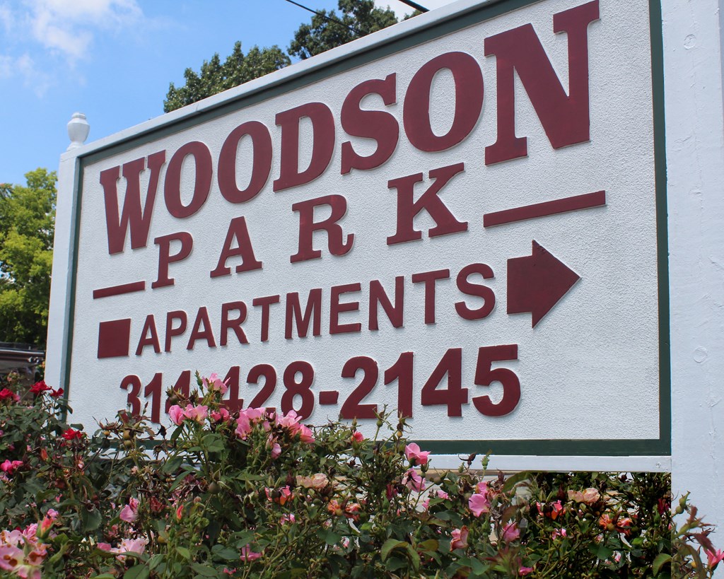 the sign for woodson park apartments