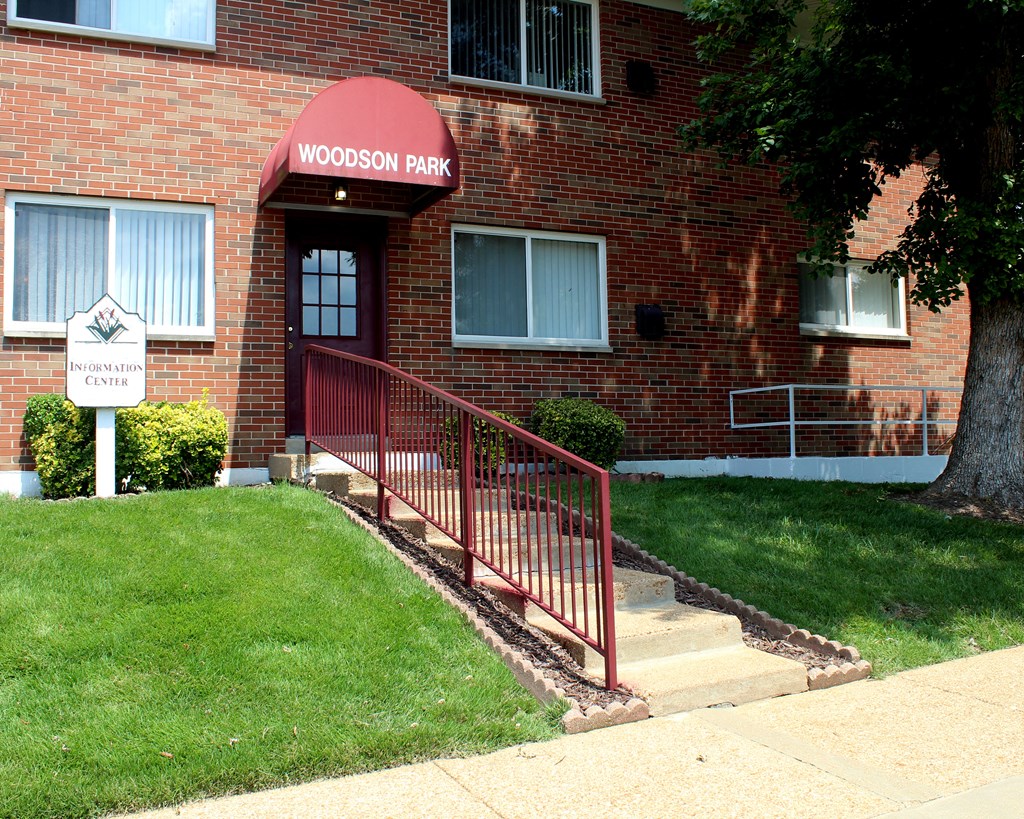 the front entrance of vossen park apartments
