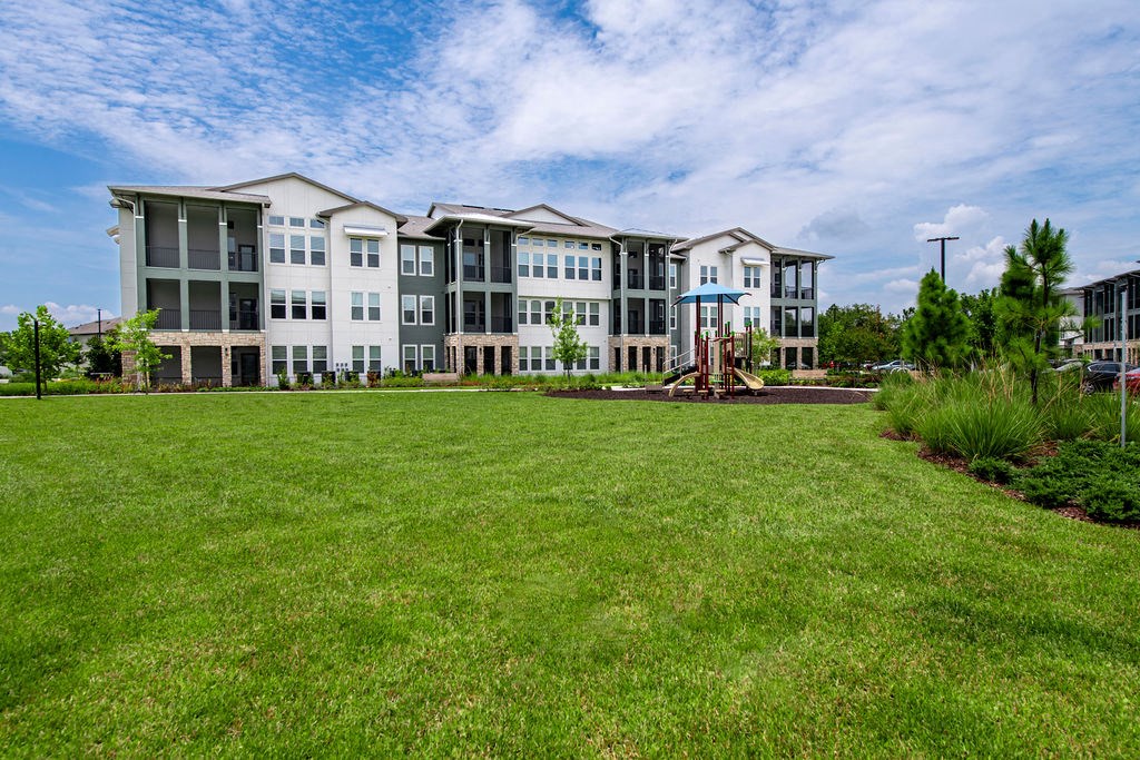 Urbon Nona Apartment Homes Exterior and Playground