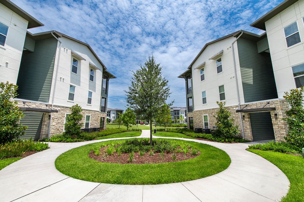 Urbon Nona Apartment Homes  Exterior Tree