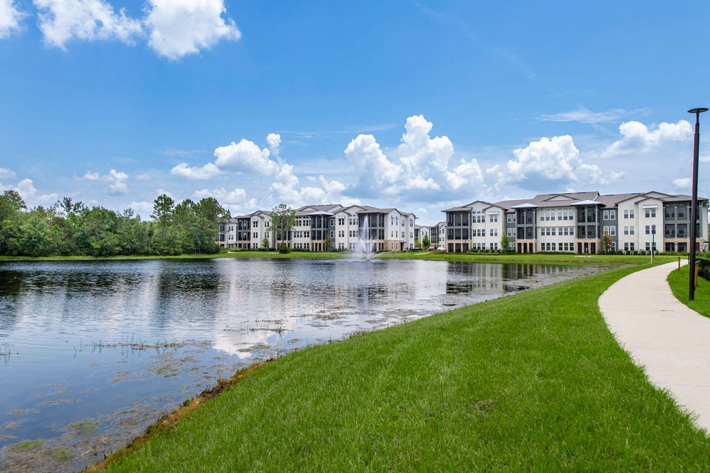 Urbon Nona Apartment Homes Exterior Lake View