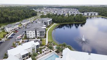 A large body of water with a fountain in the middle of it.