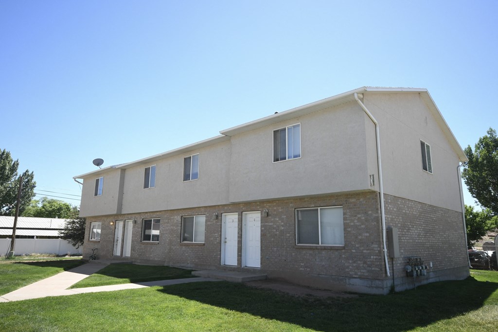 the front of an apartment building on a sunny day