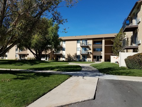 the view of an apartment building from the sidewalk