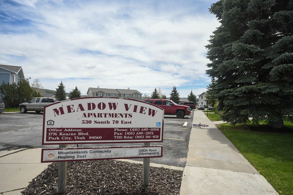 a sign for the meadow view apartments parking lot