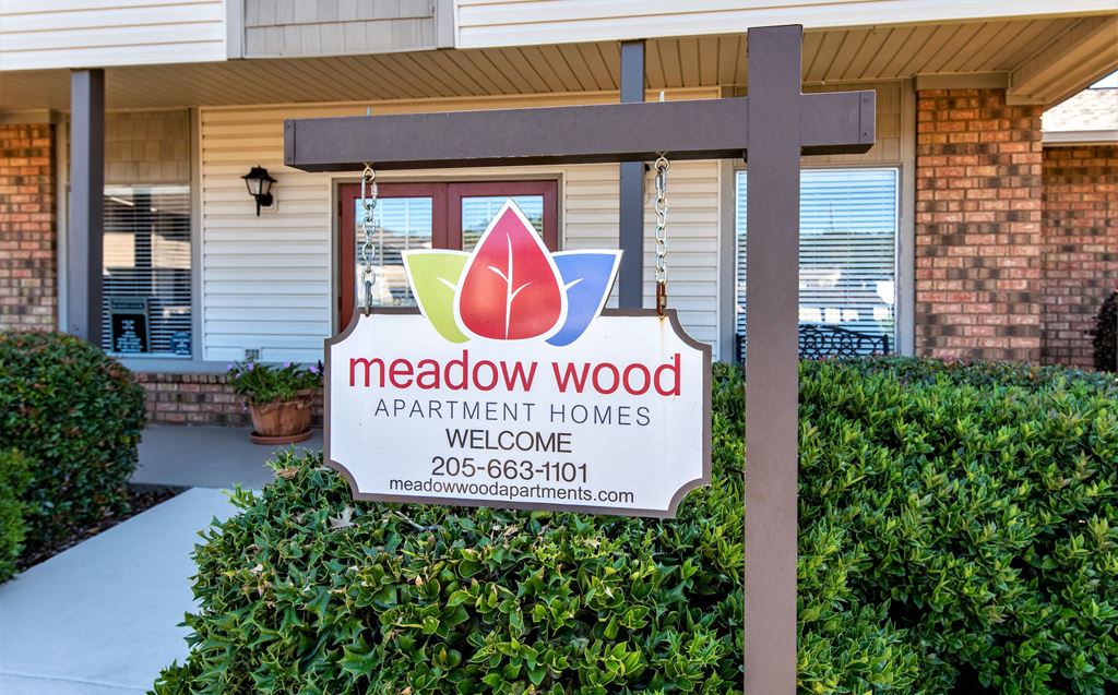 the meadowwood apartment homes welcome sign