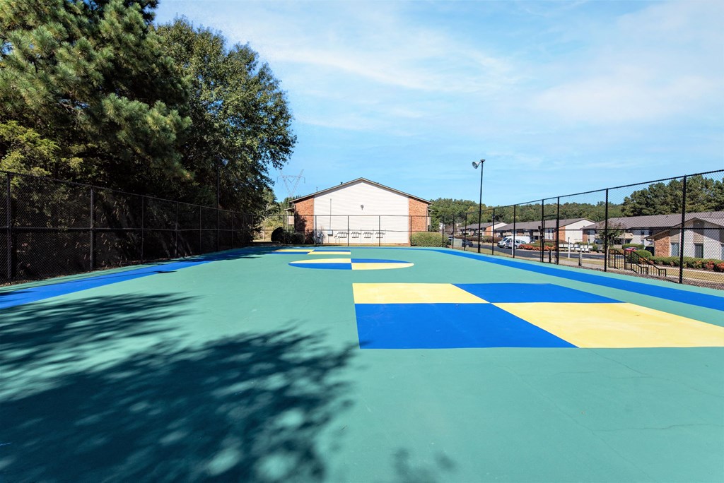 the basketball court at the whispering winds apartments in pearland tx