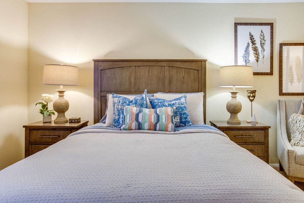 a bedroom with a bed and two night stands with lamps