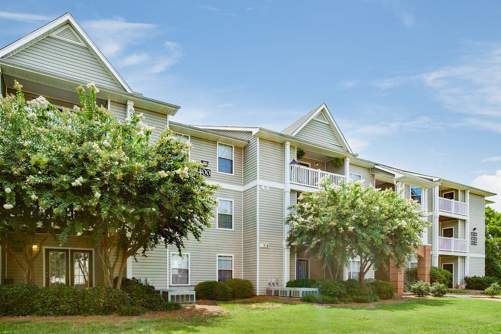 the outlook of the apartments at the preserve at ballantyne commons