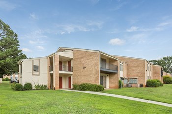 Clubhouse at Falcon Creek Apartment homes Spacious, landscaped outdoor terrace with lush seating, grills and a fire pit - Photo Gallery 5