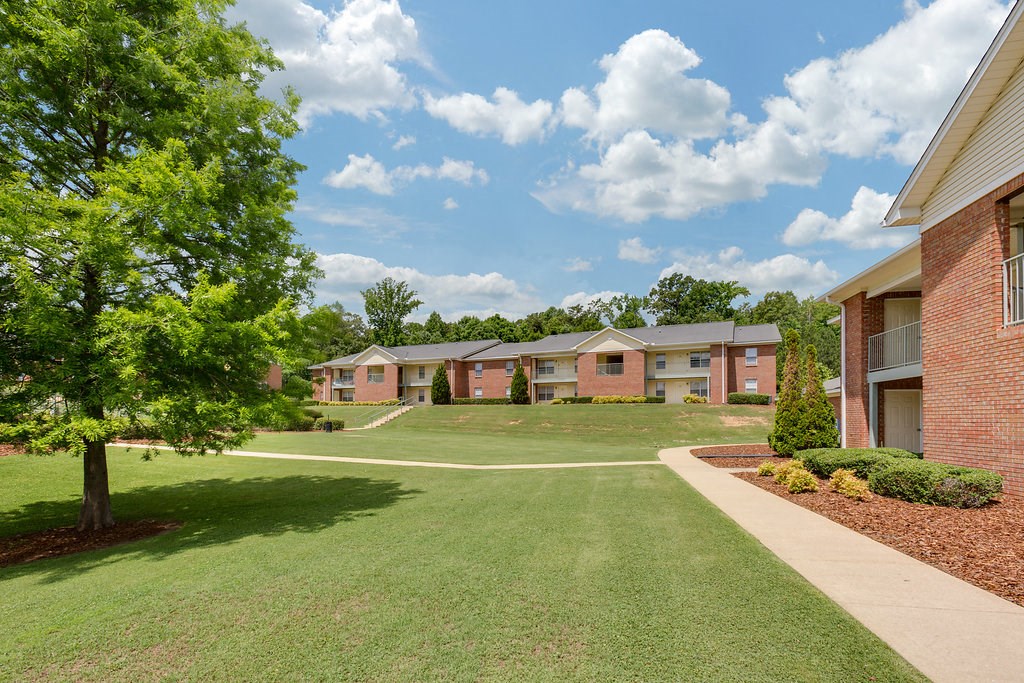 Mountain View Apartment Homes, Tuscaloosa, AL, Exterior with well maintained grounds
