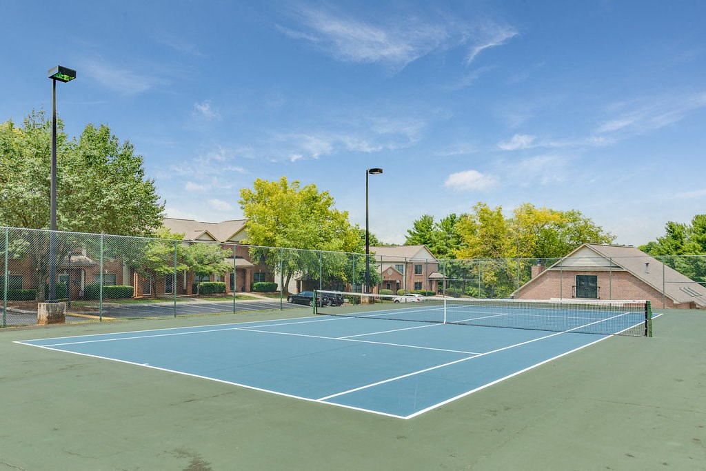 the tennis court at the preserve at ballantyne commons apartments