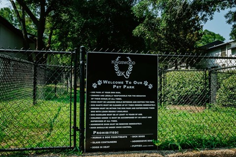 A sign at the entrance to Kingswood Pet Park outlines the rules for visitors.