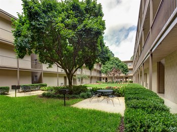 Courtyard Canterbury Apartment Homes, Tuscaloosa, AL, Courtyard - Photo Gallery 2