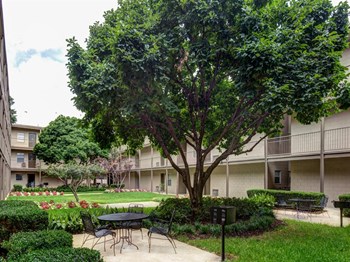 Courtyard Canterbury Apartment Homes, Tuscaloosa, AL, Courtyard - Photo Gallery 4