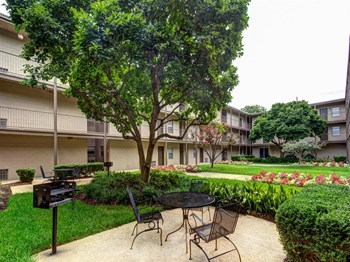 Courtyard Canterbury Apartment Homes, Tuscaloosa, AL, Courtyard - Photo Gallery 5