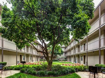 Canterbury Apartment Homes, Tuscaloosa, AL, Courtyard - Photo Gallery 6