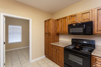 French Quarter Apartments Tuscaloosa, AL Kitchen - Photo Gallery 6