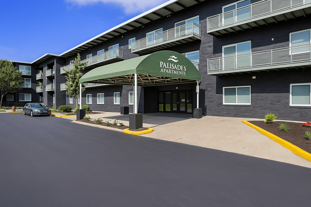 Exterior Landscape at Palisades Apartments, Kansas City, 64133