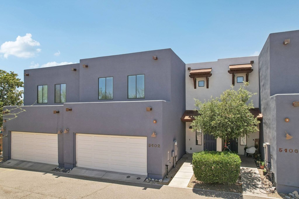 Galeria del Rio Townhome  with a tree in front of it.