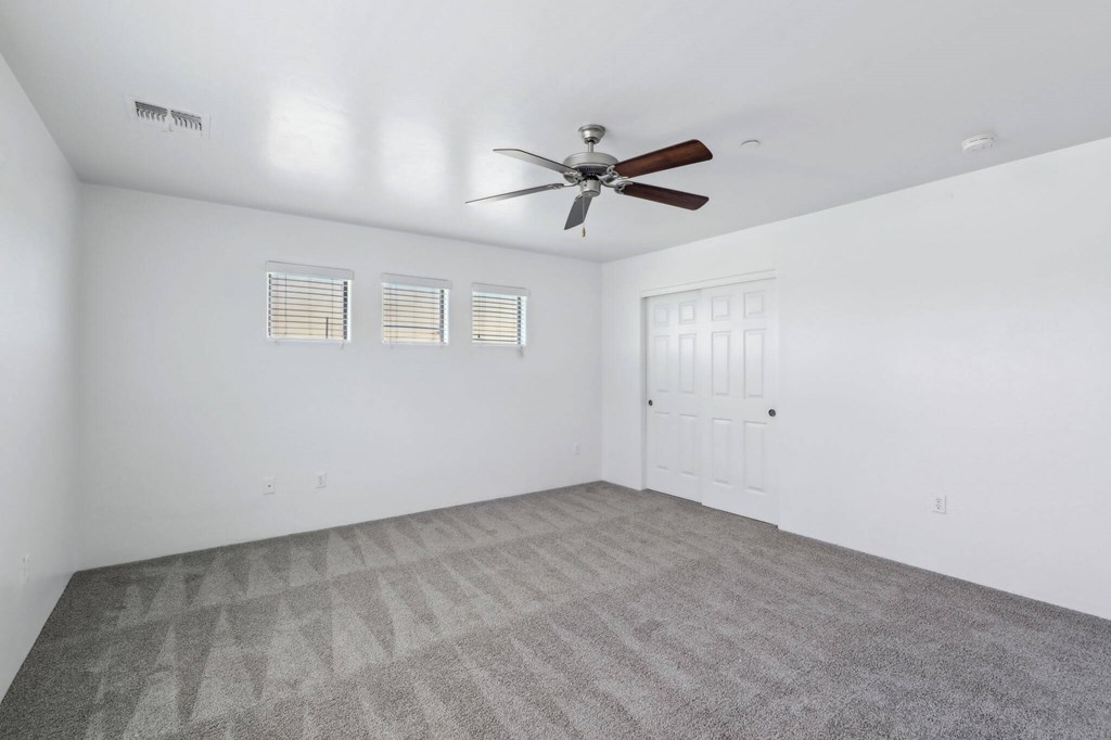 bedroom with a ceiling fan and a carpeted floor.