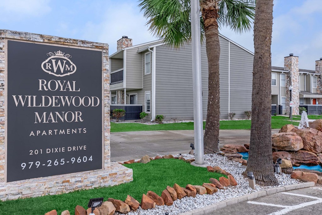 Signage at Royal Wildewood Manor Apartments, Clute, Texas