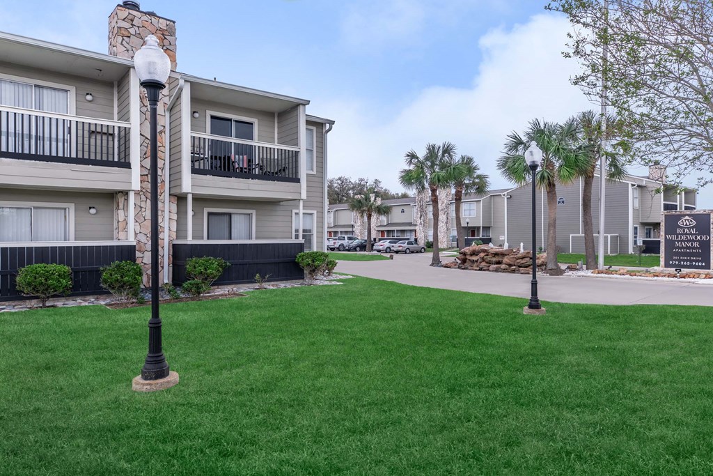 Exterior at Royal Wildewood Manor Apartments, Clute, 77531