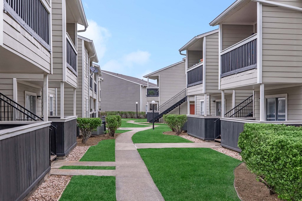 Walk path at Royal Wildewood Manor Apartments, Clute, TX, 77531