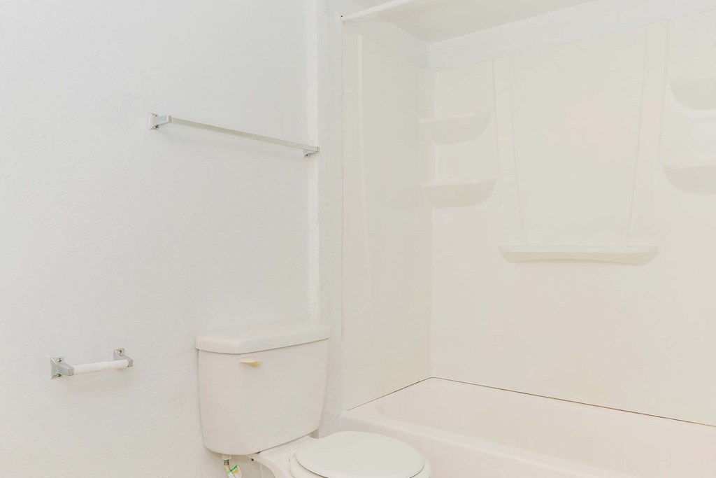 Oval Tub at Castlewood Apartments, Texas