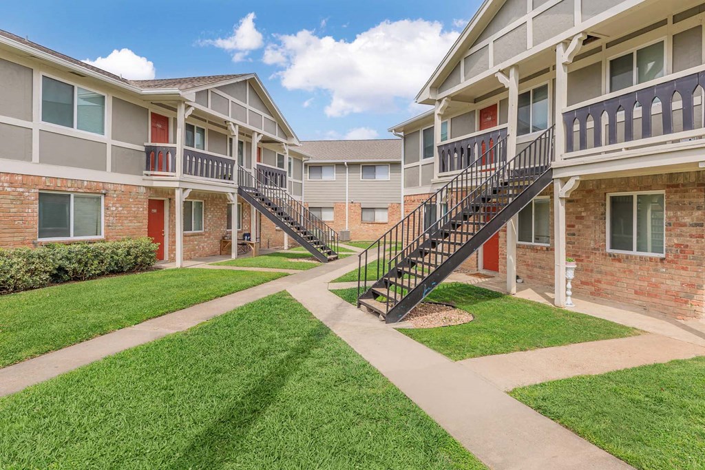 Green Space at Castlewood Apartments, Clute, TX