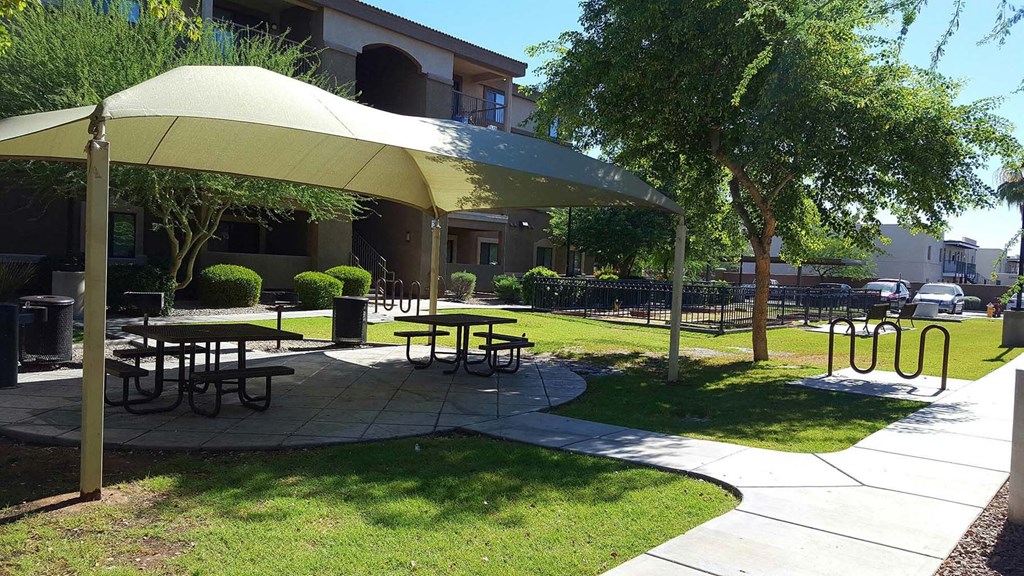 Rehoboth Place apartments in Phoenix, AZ picnic area