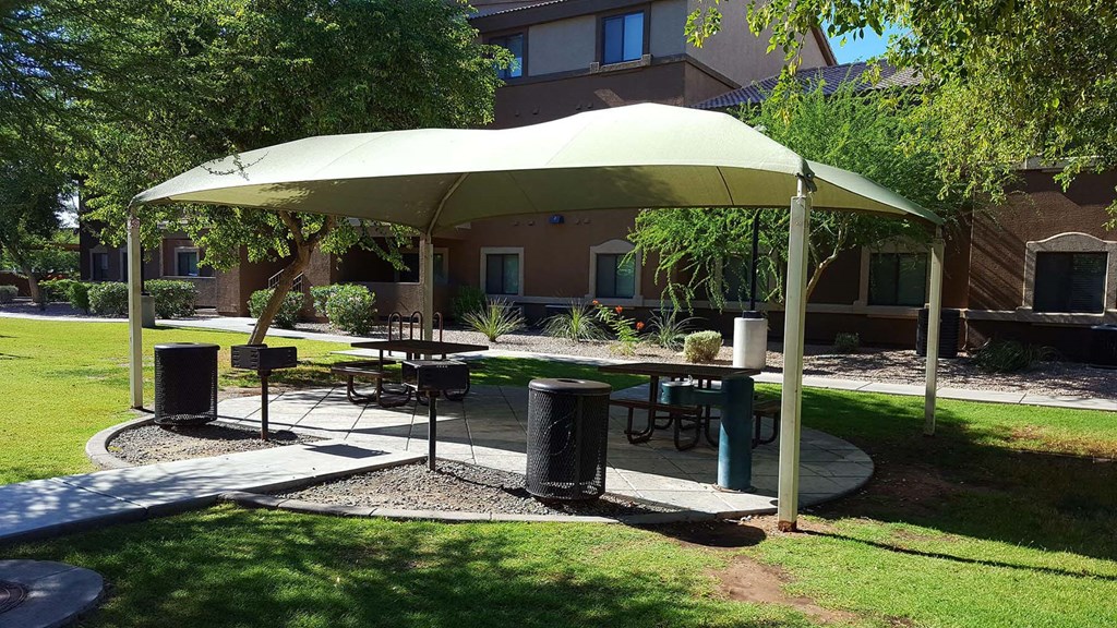 Rehoboth Place apartments in Phoenix, AZ picnic area