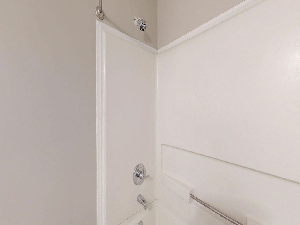 Bathtub at Willow Bend Apartments, Durham, 27707