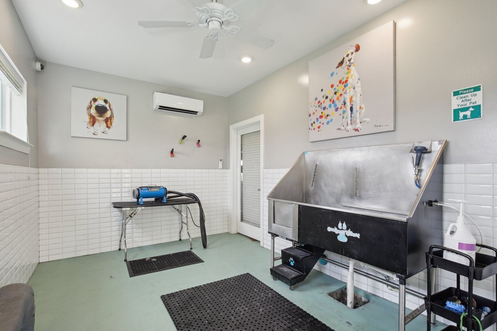 A room with a dog picture on the wall and a dog grooming table at Venue at 109 Apartments, Lebanon  37090