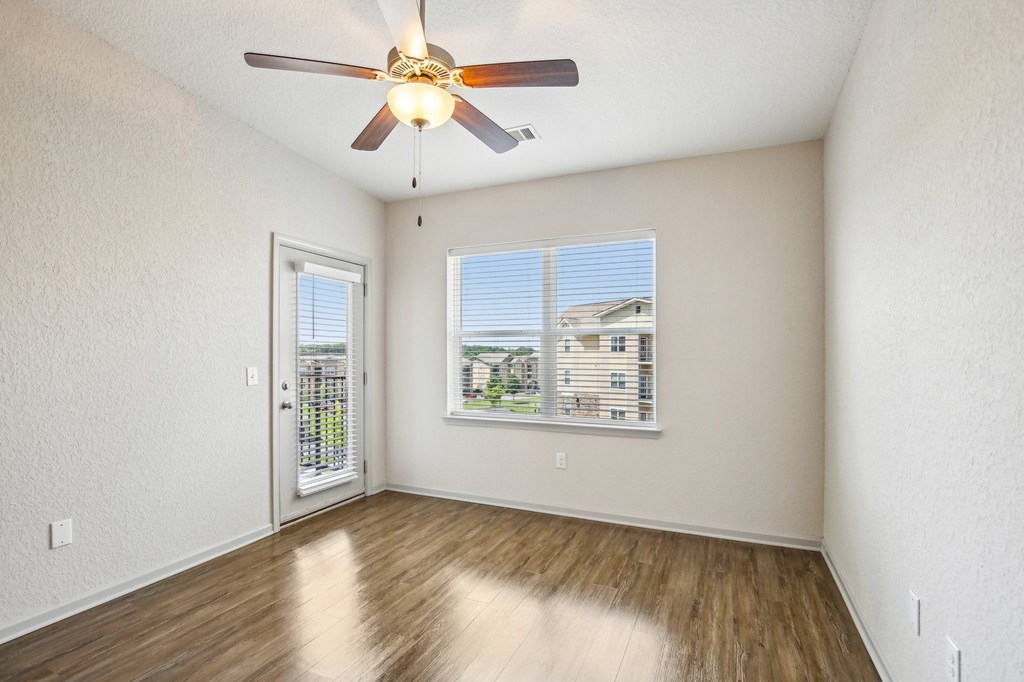 A room with a ceiling fan and a window with blinds at Venue at 109 Apartments, Lebanon 