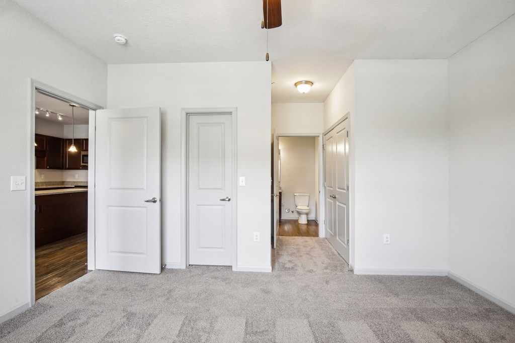 A room with white walls and a grey carpet at Venue at 109 Apartments, Lebanon  37090