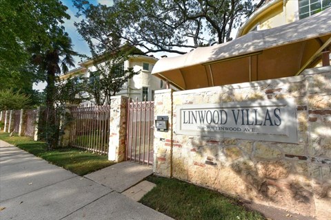 A sign that says Linwood Villas is on a wall.