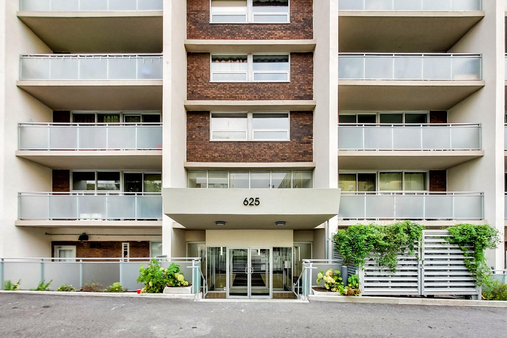 The building number is 625.