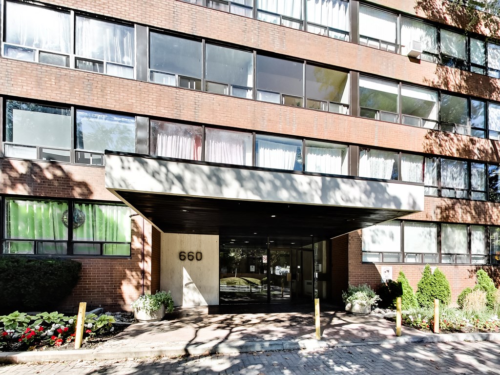 A building with the number 660 on the front.