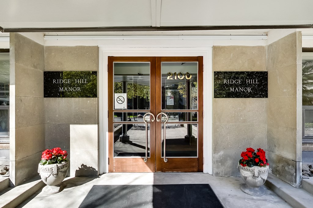 the entrance to the riddler hill market with doors open