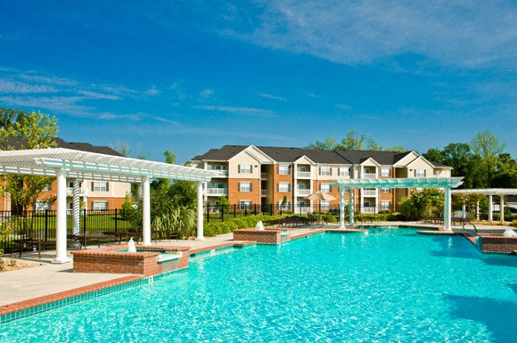 Pool with fountains; pergolas