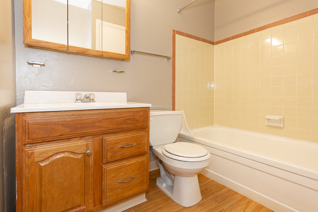 Oxford Court Apartments Bathroom