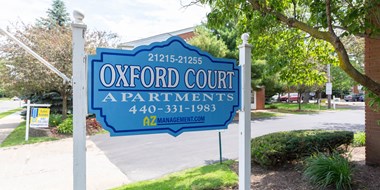 Oxford Court Apartments Exterior Sign