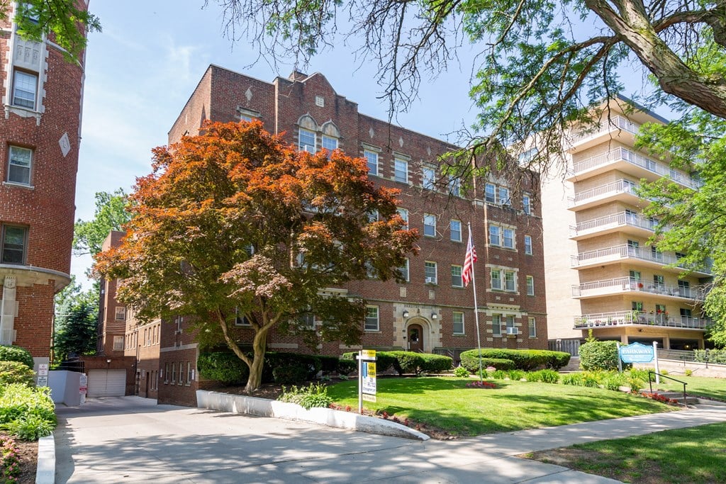 Parkway Manor Exterior
