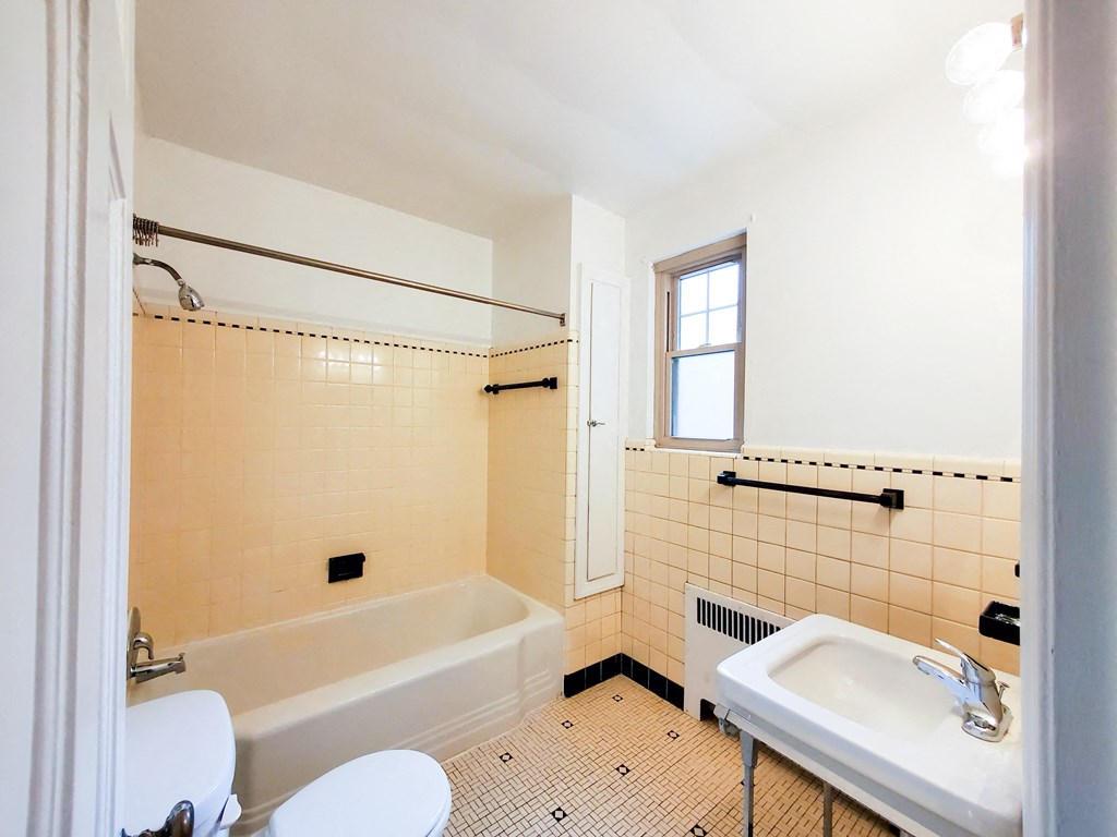 Parkway Manor Bathroom