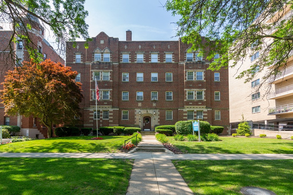 Parkway Manor Exterior Street View