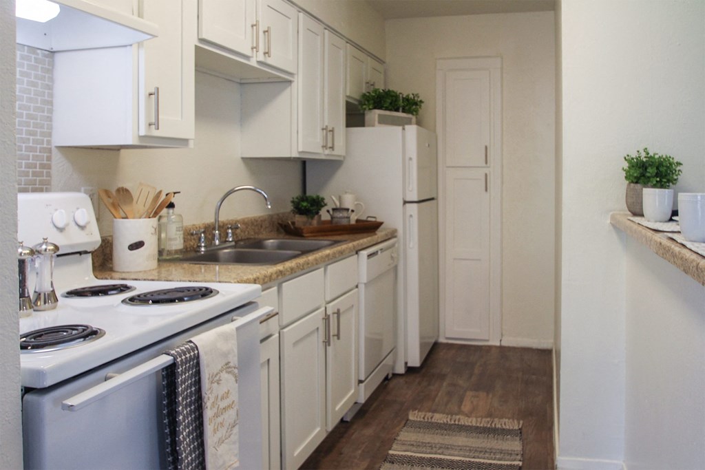 This is a photo of the kitchen of the 752 square foot 1 bedroom apartment with den at The Biltmore Apartments in Dallas, TX.